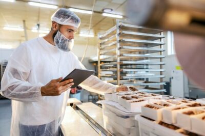 Equipo revisando un checklist de seguridad alimentaria y APPCC en una planta de producción.
