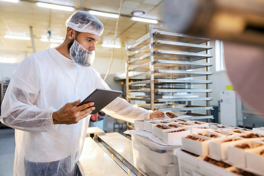 Equipo revisando un checklist de seguridad alimentaria y APPCC en una planta de producción.